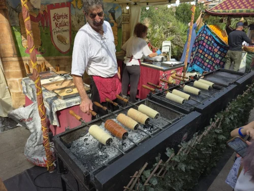 39-Het maken van Turkse broodrolletjes of zoiets (Kúrtos Kalács)